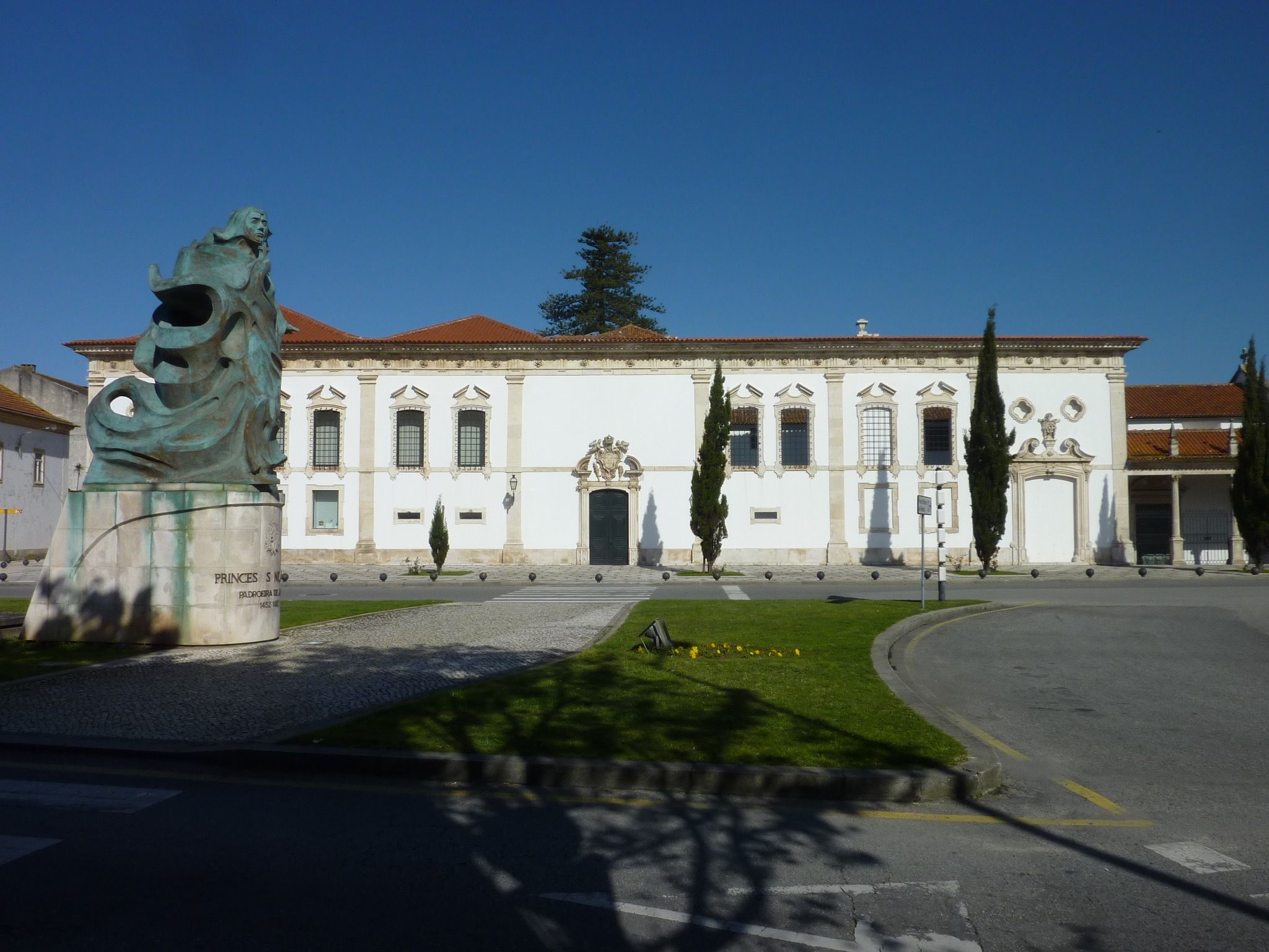 Municipal Museum (Mosteiro de Jesus) and Statue of Santa Joana